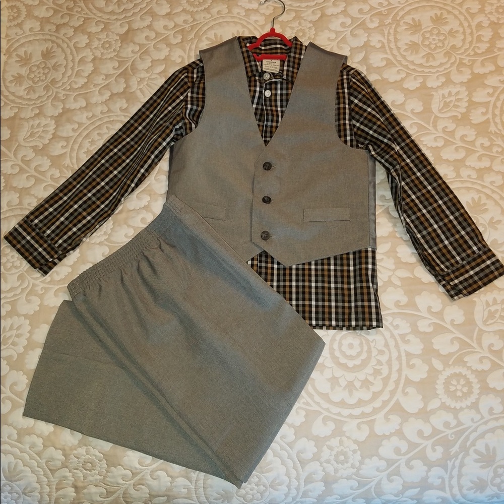Perry Ellis Boys 4 pc suit with bow tie sz 7